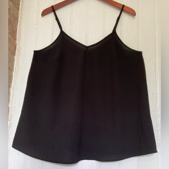 Torrid swing cami in black crepe, v-neck, adjustable straps, size 0. - Picture 1 of 8